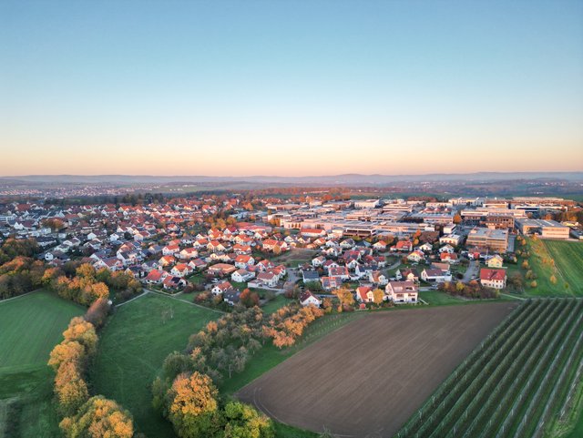 Luftbild der Gemeinde Affalterbach bei Sonnenuntergang